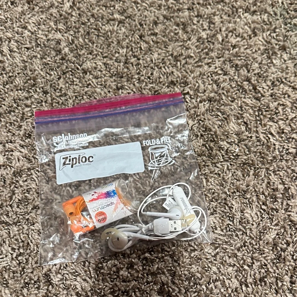 GOGO White Wired Earphones with USB Connection